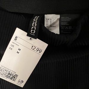 Black mini skirt with small slit